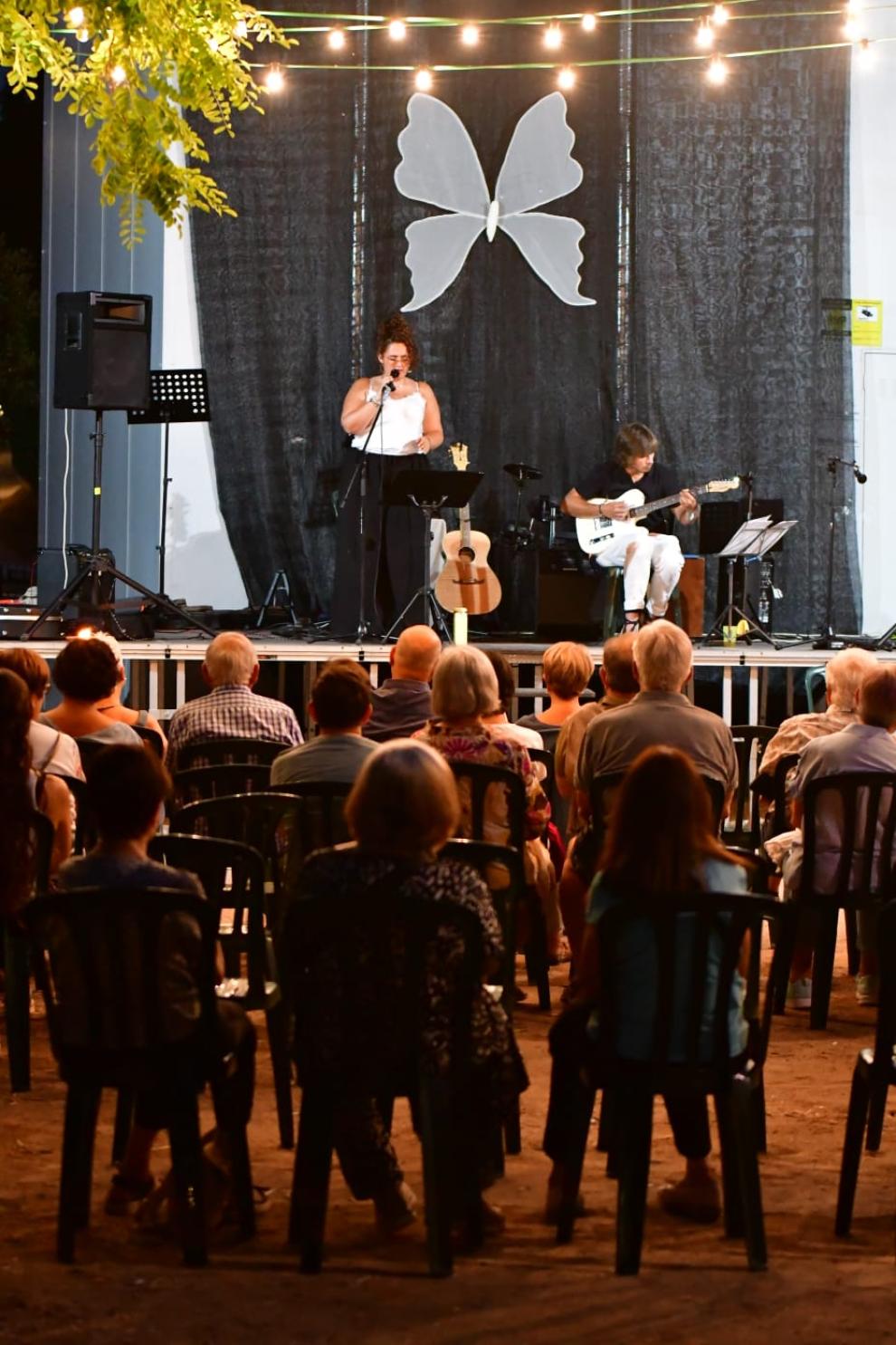 El pati del Centre Cívic es va omplir de música en la segona Nit Tremenda d'aquest estiu